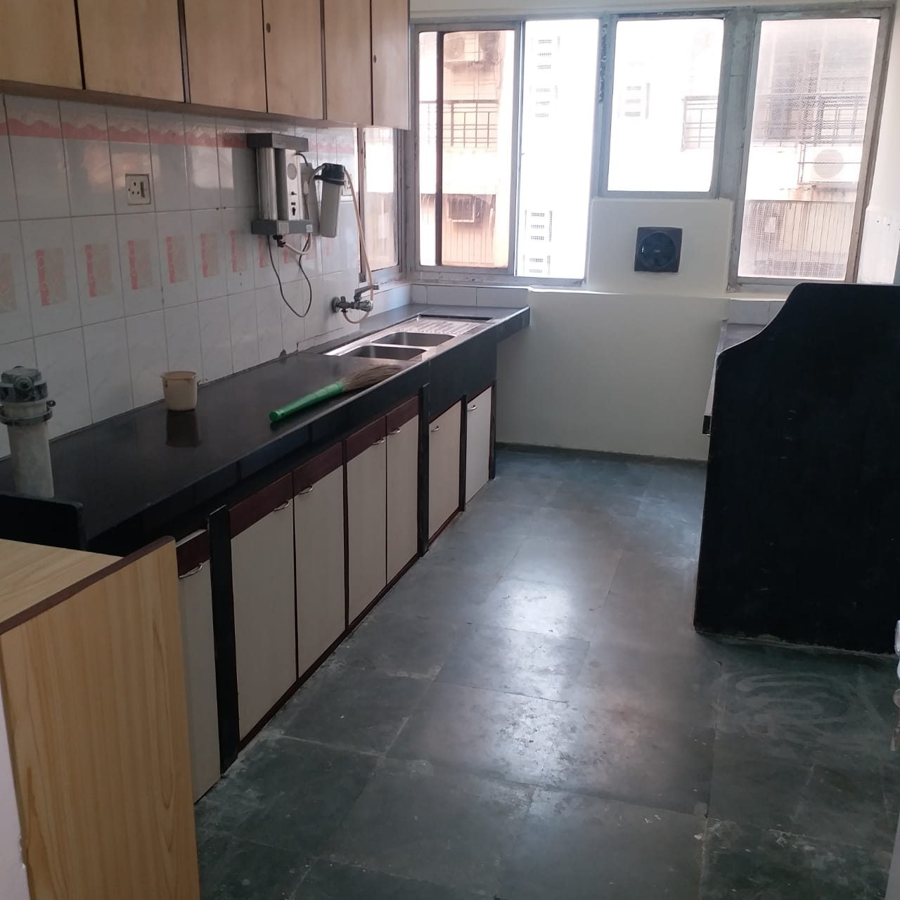 3 BHK Semi Furnished in Sanaa , Santacruz West